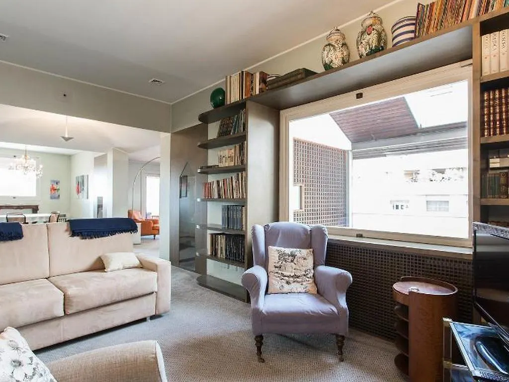 Roomy Apartment Duomo & San Babila Milan