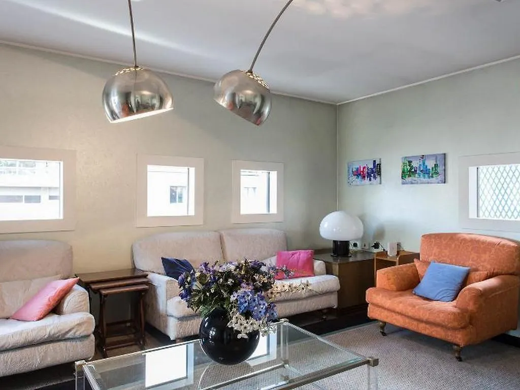 Roomy Apartment Duomo & San Babila Milan