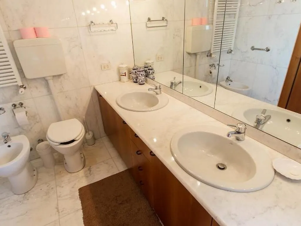 Roomy Apartment Duomo & San Babila Milan