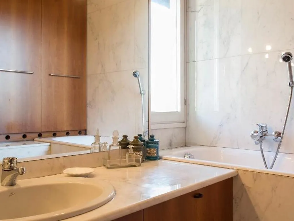 Roomy Apartment Duomo & San Babila Milan