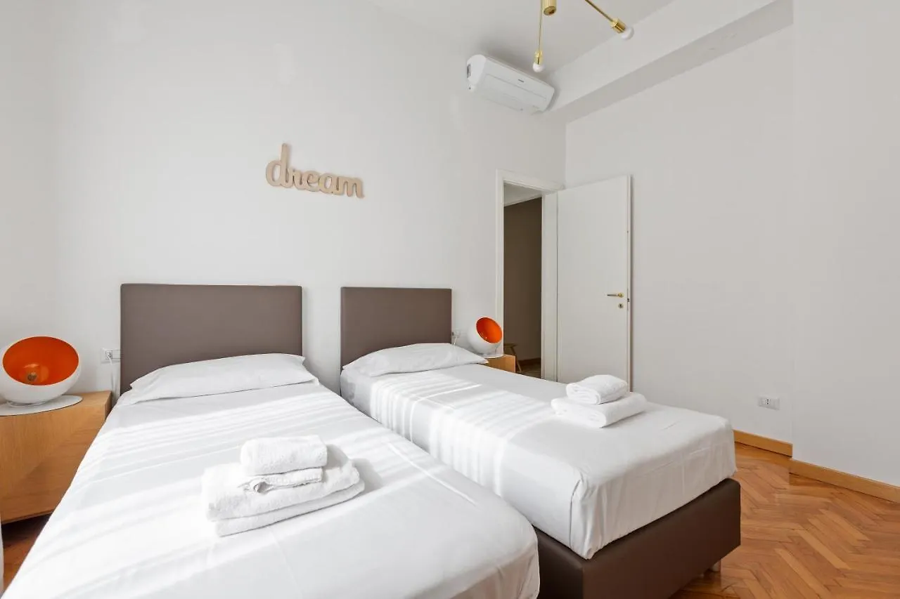 Roomy Apartment Duomo & San Babila Milan