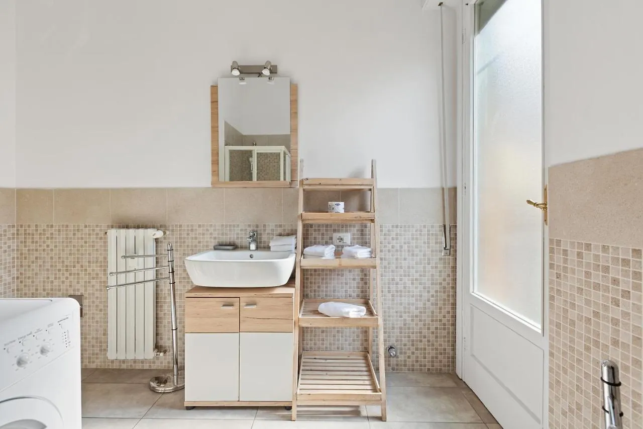 Roomy Apartment Duomo & San Babila Milan