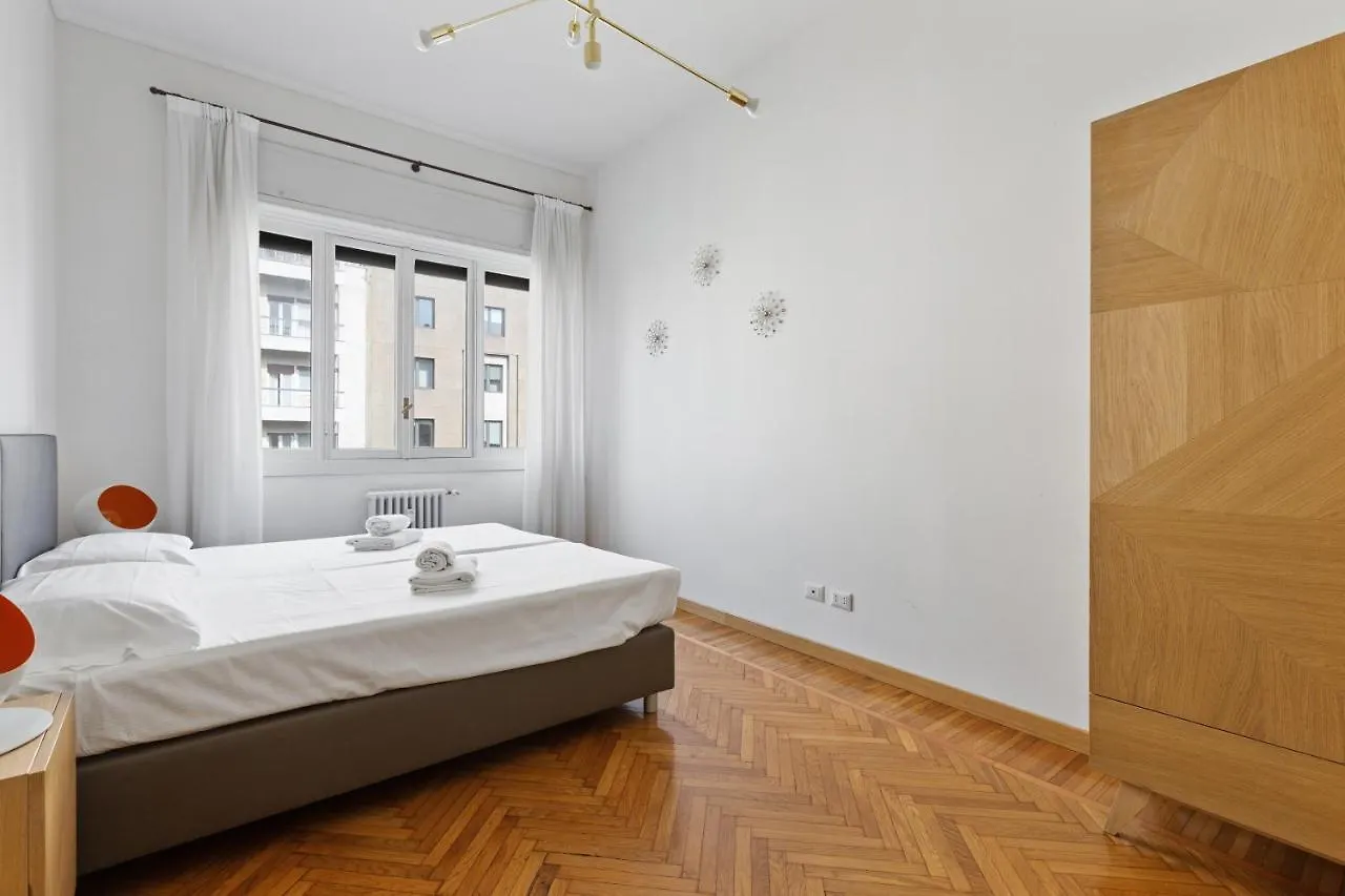 Roomy Apartment Duomo & San Babila Milan 0*,