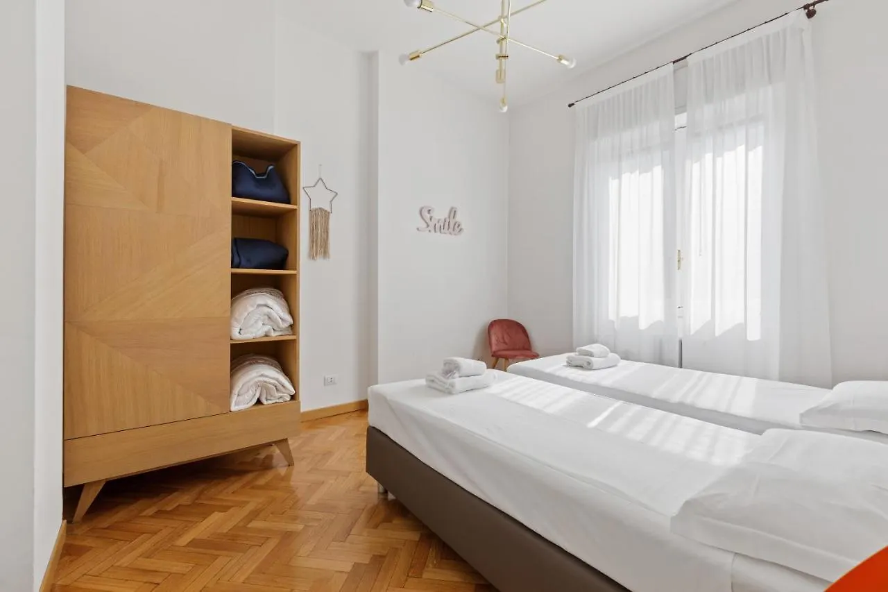 Roomy Apartment Duomo & San Babila Milan 0*,